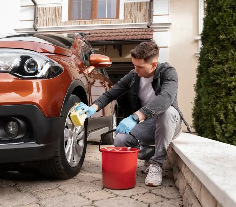 Lavage auto à domicile La Roche-Blanche : professionnel intervenant sur un véhicule